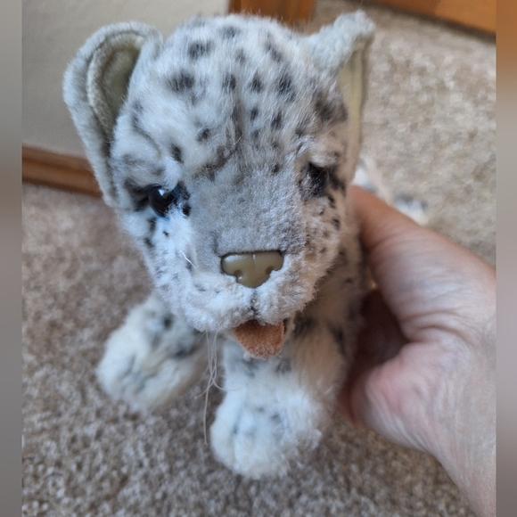 Hansa 2010 Snow Leopard Cub Moveable Limbs/Tall Plush - Picture 2 of 6